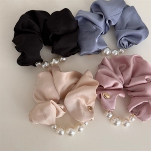 Lot de quatre chouchous en satin élégants avec bordure en perles et breloques en métal