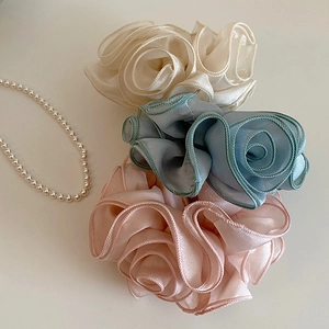 Tre eleganti elastici per capelli a rosa in rete panna, blu e rosa con perle