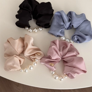 Chouchous élégants en satin avec perles et étiquettes dorées en noir, bleu et champagne