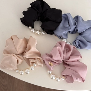 Ensemble de chouchous en satin élégants avec perles et étiquettes dorées en quatre couleurs