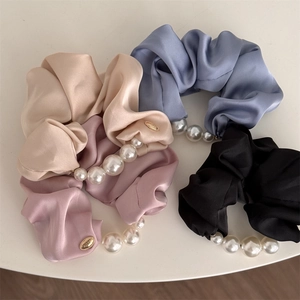 Lot de chouchous élégants en satin avec bordure en perles et breloques dorées, 4 couleurs