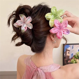 Detailansicht der Blumen-Haarklammern aus Acetat in Minze, Rosa und dunklem Roséton