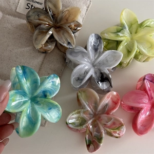 Detailansicht der farbigen Blumen-Haarklammern aus Acetat mit marmorierter Textur