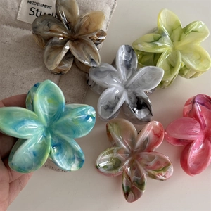 Bunte Blumen-Haarklammern aus Acetat mit Marmor-Textur für elegantes Sommer-Styling