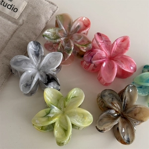 Bunte Blumen-Haarklammern aus Acetat mit Marmortextur für Sommerfrisuren