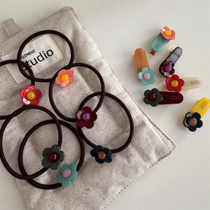 Bunte Haargummis und Haarspangen mit Blumenmuster aus Acetat in verschiedenen Farben