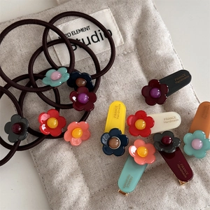 Chic Acetat Blumen Haargummis und Clips Set in Morandi Farben auf Leinenbeutel
