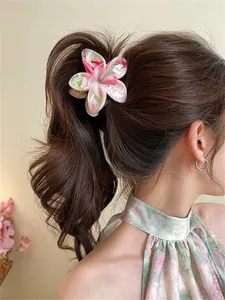 Detailansicht einer großen rosa-grünen Blumen-Haarklammer für einen eleganten Half-Up-Zopf