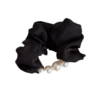 Chouchou élégant en satin noir avec détails en perles blanches et style minimaliste