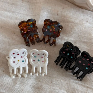 Mini acetate flower hair claws with colorful rhinestones in brown and white finishes