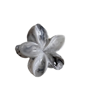 Eleganter marmorierter grauer Blumen-Haarclip aus Acetat für Damen mit Frangipani-Design