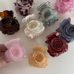 Grandes pinzas de pelo de acetato con forma de rosa en varios colores vibrantes