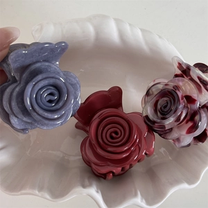 Tres elegantes pinzas para el cabello en acetato con flores lavanda, burdeos y mármol