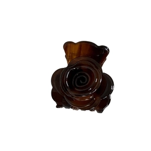 Elegante pinza para el cabello con forma de rosa de acetato y patrón de carey clásico