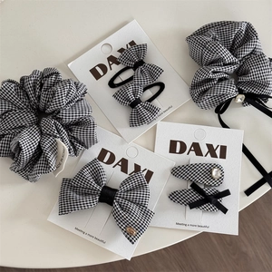 Klassisches Haarschmuck-Set mit schwarz-weißem Karomuster, Haargummis und Schleifen-Clips