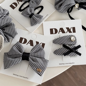 Klassisches Set aus Haarschmuck mit schwarz-weißem Karomuster, Schleifen und Spangen
