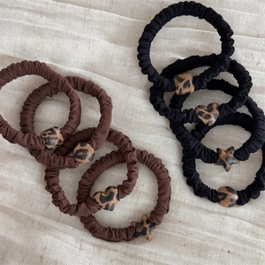Set di 8 elastici per capelli leopardati neri e marroni con forme geometriche