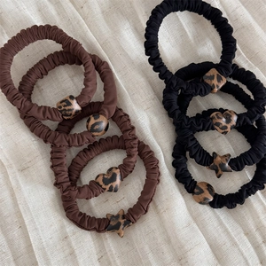 Set di elastici per capelli marroni e neri con ciondoli geometrici a macchia leopardo