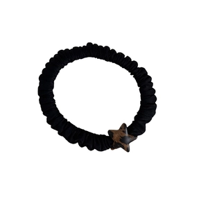 Elastico per capelli nero con ciondolo a stella leopardato e consistenza plissettata
