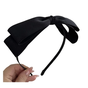 Elegante cerchietto nero con doppio fiocco in tessuto per capelli da donna