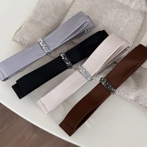 Elegante Haarklammern aus Satin mit Strasssteinen in vier Farben auf Strukturstoff