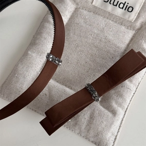 Detail von braunem Satin-Haarreif und Schleifen-Clip Set mit Strass und Antirutschzähnen
