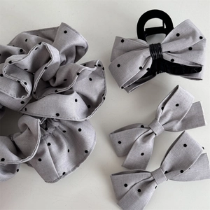 Set d'accessoires cheveux gris à pois avec chouchou, pince à griffes et barrettes nœuds