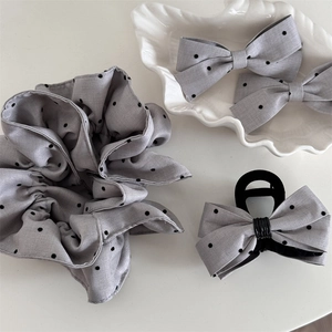 Set d'accessoires à pois gris avec pinces à nœud, chouchou et pince à cheveux