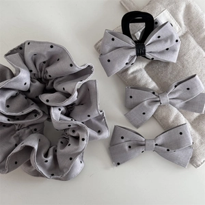 Set d'accessoires à cheveux en tissu gris à pois avec chouchou XL et pinces à nœuds