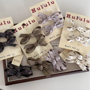Horquillas con estampado floral para niños en colores gris verde violeta y beige