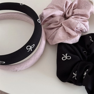 Ensemble d'accessoires cheveux élégants avec nœuds brodés, chouchous noirs et rose pastel