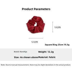Détail d'un chouchou en tissu à pois rouges de 12 cm avec un design léger de 12,2 g