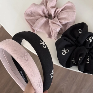 Détails du lot d'accessoires cheveux avec broderie nœud et texture artisanale