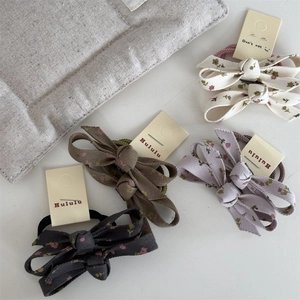 Set de pinzas para el pelo con lazo de tela floral en beige, morado, oliva y gris con flores