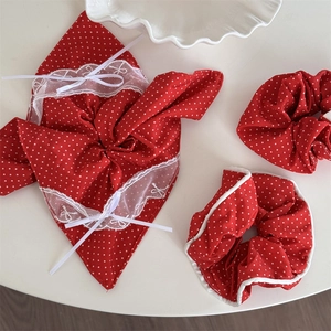 Set d'accessoires cheveux rouges à pois avec bandana en dentelle et chouchous rétro