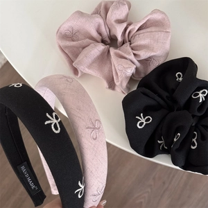 Ensemble élégant de chouchous et serre-têtes brodés en noir et rose poudré doux
