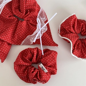 Gros plan d'accessoires de cheveux rouges à pois avec dentelle blanche et petits nœuds