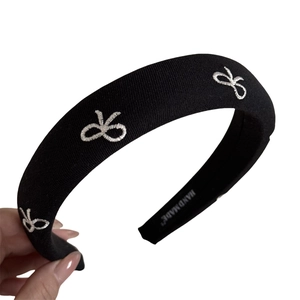 Serre-tête élégant en tricot noir avec broderie papillon blanche et rembourrage épais