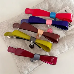 Pince à Cheveux Nœud Colorblock de Style Français Avec Pendentif Boule Sucrée Fait à la Main Alliage Acrylique Pince à Ressort Élégant Femme