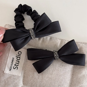 Ensemble élégant de nœud en satin noir et chouchou avec détails en strass brillants
