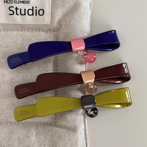 Trois barrettes à cheveux élégantes faites à la main avec perles sur toile rustique