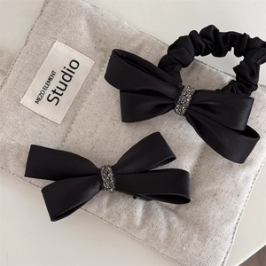 Ensemble élégant de pince à cheveux et chouchou en satin noir avec cristaux brillants