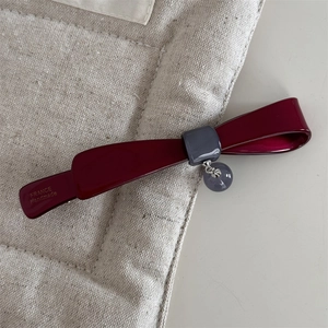 Vue macro détaillée de la gravure France Handmade sur la pince à cheveux bordeaux