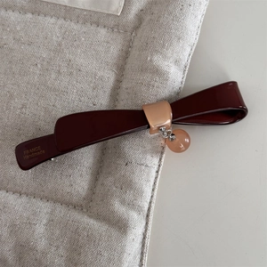 Détail macro de la barrette bordeaux avec perle et gravure FRANCE Handmade