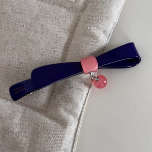 Détail de la barrette en acétate bleu et rose avec gravure France Handmade et perle rose
