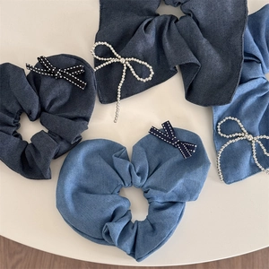 Set elastici per capelli in denim con catena di perle argentate e fiocchi a pois bianchi