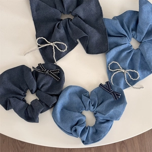 Set di quattro elastici per capelli in denim blu con fiocchi di perle e nastri a pois