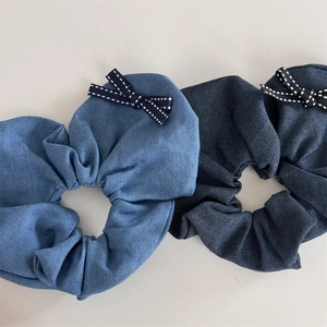 Set di elastici scrunchies in denim blu chiaro e scuro con decorazione a fiocco a pois