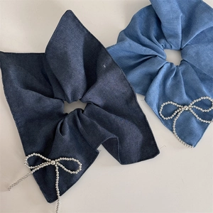 Elastici per capelli in denim con fiocco blu scuro e chiaro e perline in metallo