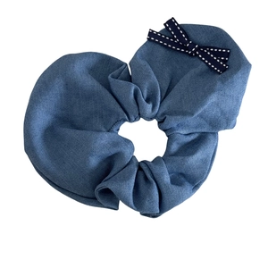 Elastico per capelli in denim blu con fiocco a cuore e cuciture bianche chic